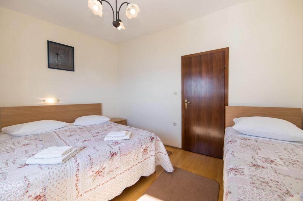 Apartments Dominko Brist Esterno foto
